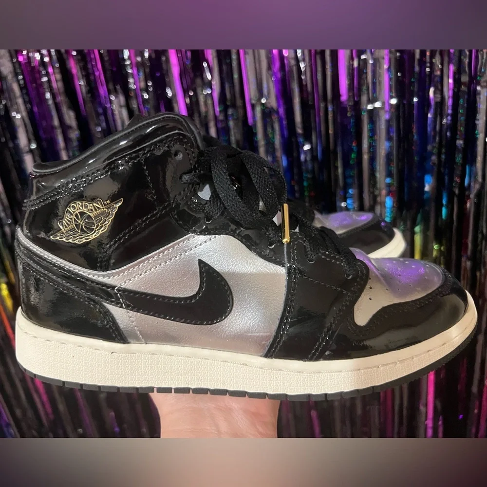 Jordan 1 mid se black metallic silver Big Kids size 6 women’s 7 1/2